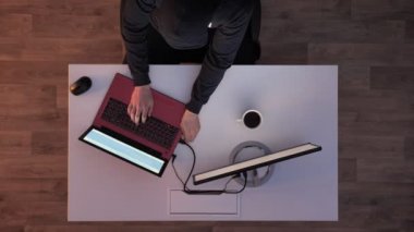 Dizüstü bilgisayar kullanarak ve flash diski atıyor ve ışıkları açın geliyor ve ateş en iyi dizüstü bilgisayarda yazarak Yönetmen zaman kaçmak genç adam