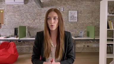 Beyaz kadın, herkes tezahürat ve heyecan verici söz modern ofiste toplantı tutan 4 karışık yarış kişilik ekibin iş.