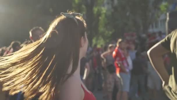 Portret van jonge mooie vrouw op straat tijdens festival in de camera kijken en poseren, staande rond haar lachen, menigte — Stockvideo