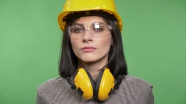 Kulaklık, gözlük ve kamera seyir ve poz, ciddi, kask chroma anahtar arka plan ayakta Genç Sevimli Oluşturucusu kadın