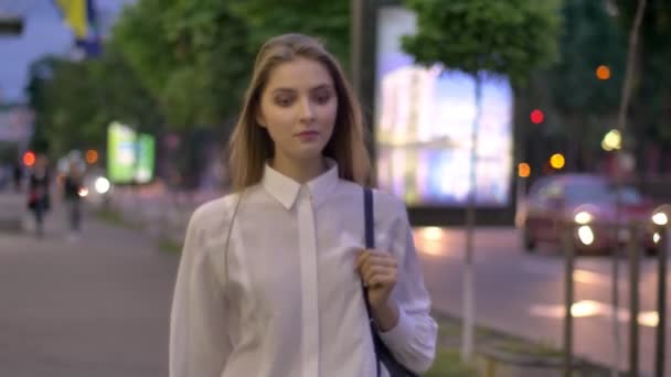Mooie vertrouwen meisje doormaakt sreet in avond in de zomer, denken de conceptie, wandelen conceptie — Stockvideo
