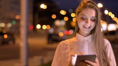 Genç tatlı kız ileti, onun tablet akşam yaz, iletişim kavramı yazmakta olduğunu