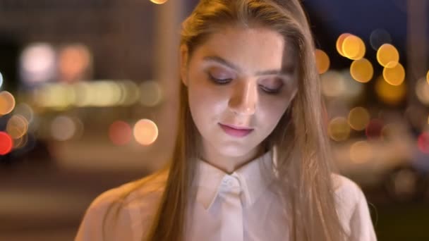 年轻美丽的梦幻女郎在晚上看着她的智能手机在夏天 思维的概念 沟通的概念 — 图库视频影像