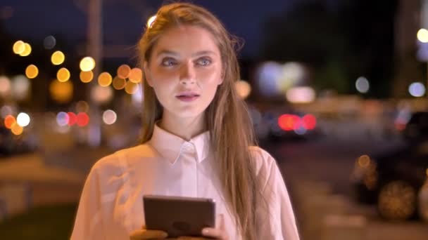 Junges süßes Mädchen tippt im Sommer abends Nachricht auf ihr Tablet, denkt an Konzeption, Kommunikationskonzept — Stockvideo