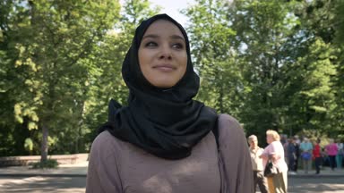 Hijab genç mutlu Müslüman kız gülümseyerek ve kavram eğitimi yaz, dini kavramı, gündüzleri üniversiteye gidiş