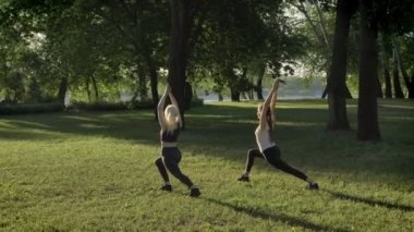 Harika bir manzara arka plan sabah ve Mercek parlaması sırasında Yoga Nehri yakınında park yaparken iki genç kadının