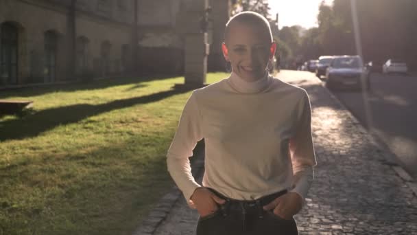 Mimořádné tučné dívka stojící na ulici v Délka dne v létě, opřela ruce v kapsách, s úsměvem, sledování na kameru — Stock video