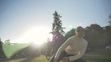 Genç olağanüstü cesur kız Balerin Park ışığında çimenlerin üzerinde yazında, kamera, hareket kavramı, alt görünümü, izlerken dans ediyor