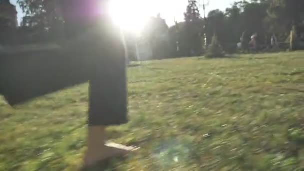 Frauenbeine Laufen Sommer Tagsüber Park Auf Gras Gesunder Lebensstil Blauer — Stockvideo