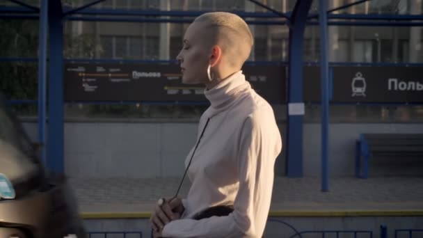 Jeune fille triste extraordinaire audacieuse regarde comment le train arrive sur la gare de jour en été, concept urbain, vue latérale — Video