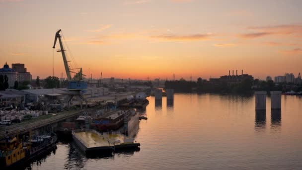 Luchtfoto uitzicht over industriële fabriek in de buurt van rivier met lucht sfeer en rivier water, ecologische, zonsondergang — Stockvideo