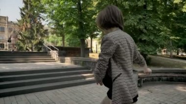 Genç Sevimli kız silüeti Park merdivenlerde dans gündüz, yaz, hareket kavramı, arkadan görünüm, yan görünüm, dolly atış