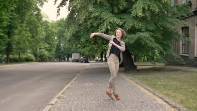 Genç çekici kız dans ve hareket kavramı gündüz, yaz aylarında kaldırıma atlama
