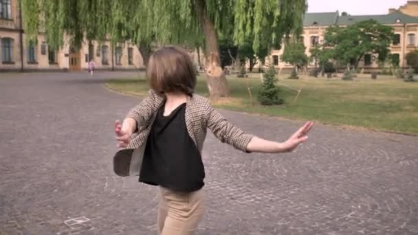 Aantrekkelijk meisje is dansen overdag, in de zomer, met handen, verkeer concept — Stockvideo