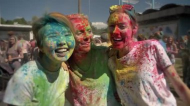 Üç genç çok etnik gruptan oluşan kız holi festival gündüz yaz, dostluk kavramı, renk kavramı gülüyorsun