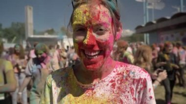 Genç kız renkli toz holi festival yaz aylarında gündüz gülüyor mutlu renk kavramı