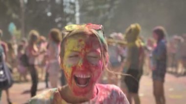 Renkli toz genç mutlu kız atlıyor ve yaz aylarında gündüz holi festival çığlık, renk kavramı