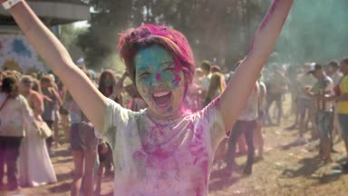 Mutlu Genç Asyalı kız holi Festivali ellerde gündüz yaz, kamera, renk kavramı, duygusal kavramı, izlerken topluyor