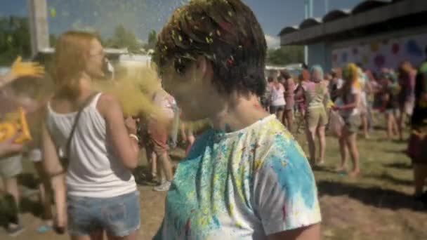 Jonge Gelukkig Aziatisch Meisje Kleuren Wordt Gegooid Met Kleurrijke Holi — Stockvideo