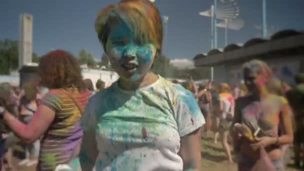 Ung glad asiatisk tjej dansar med färgglada puder på holi festivalen i dagtid på sommaren färg koncept — Stockvideo