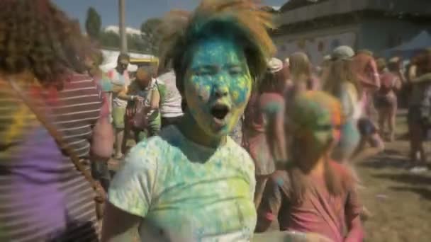 幸せなアジア人の少女が踊って、コンセプト色のホーリー祭で色鮮やかなパウダーで夏の昼間で叫んで、 — ストック動画