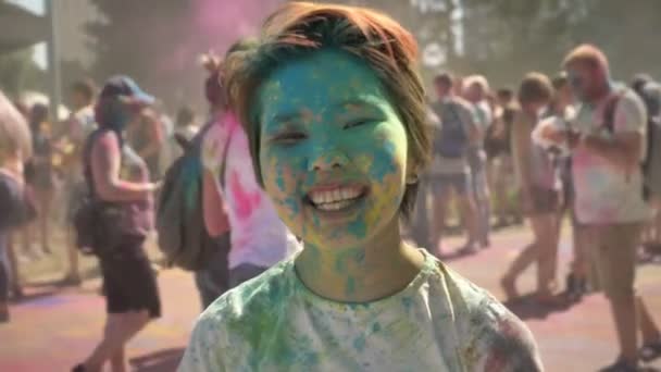 Gelukkig Aziatische meisje lacht met kleurrijke holi festival poeder overdag in de zomer, kleur concept, flirt concept — Stockvideo