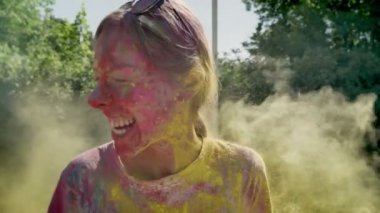 Genç kız holi Festivali sarı tozu ile yaz aylarında gündüz gülüyor, atılır mutlu renk kavramı