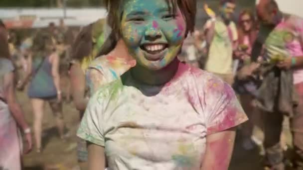 Drie jonge gelukkig multi-etnische vriendinnen zijn springen in conga lijn op holi festival overdag in de zomer, vriendschap, begrip, concept vakantie — Stockvideo