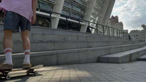 Silueta de hombre joven hipster está montando monopatín en el día en verano, concepto urbano, concepto deportivo — Vídeos de Stock