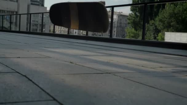 Jeune homme skateboarder faisant tour de skateboard en journée en été, concept sportif, concept urbain — Video