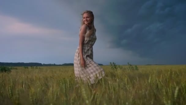 Junge schöne inspirierte Mädchen genießt Wind im Feld an regnerischen Tagen, Freiheitskonzept, Seitenansicht — Stockvideo