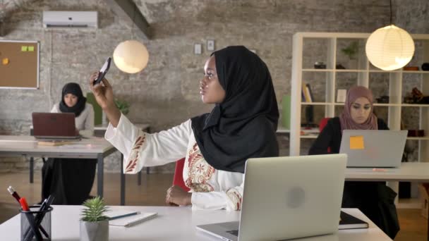 Jóvenes Mujeres Musulmanas Negras Hijab Tomando Selfie Oficina Moderna Tres — Vídeo de stock