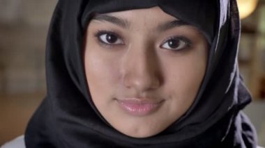 Portre fotoğraf makinesindeki arıyorum, gülümseyen hijab genç güzel Müslüman kadınların