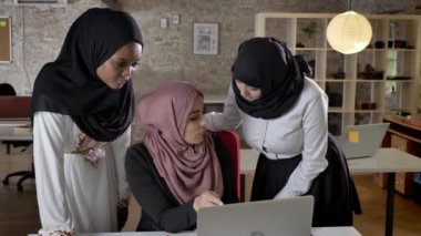 Proje tartışıyor ve laptop modern ofis iş planında söz, işaret hijab genç Müslüman kadın