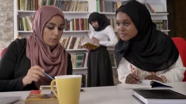 Hijab siyah kadınlar için bir şeyler açıklamaya, Kitaplığı'nda eğitim ve sınavlara hazırlama hijab genç Müslüman kadınları