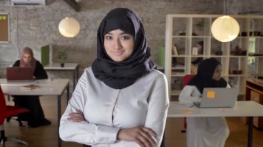 Kamera, seyir çapraz eller ile üç iş islam kadın ofiste ayakta hijab kendine güvenen genç Müslüman kadınları