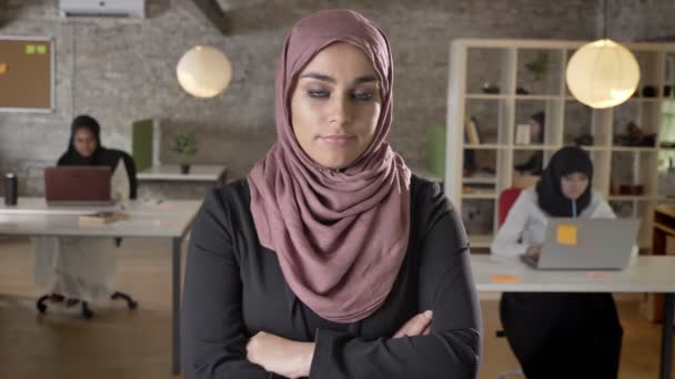 Junge muslimische Frauen im Hijab mit verschränkten Händen, Kopfschütteln in Uneinigkeit, drei Frauen arbeiten am Laptop im modernen Büro — Stockvideo