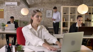 Genç güzel iş kadını ofiste başarı nedeniyle mutlu, insanlar ağ teknolojileri, çalışma kavramı, iş kavramı, iletişim kavramı, duygusal kavramı ile