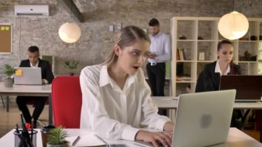 Office, insanlar bulmak iyi haber ağ teknolojileri, çalışma kavramı, iş kavramı, iletişim kavramı, duygusal kavramı ile genç güzel iş kadını mutlu çünkü