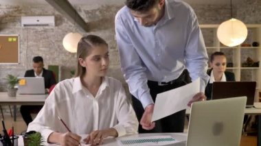 Genç işadamı grafik meslektaşı ağ teknolojileri, çalışma kavramı, iş kavramı, iletişim kavramı ile ofis, için gösterilen.