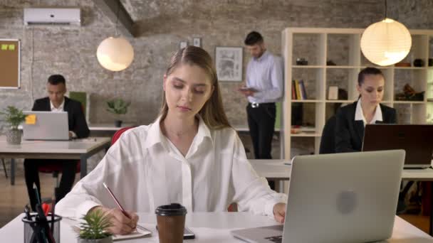 Ung upptagen business personer arbetar på kontor, nätverk med teknik, arbetande begreppen, affärsidé, kommunikationskoncept — Stockvideo