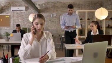 Genç ciddi işkadını yazmak, ofis çalışanları ağ teknolojileri, çalışma kavramı, iş kavramı, iletişim kavramı ile ofis, telefonda konuşuyor