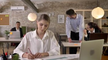 Genç meşgul iş kadını ofiste, aşağı, yazma arka plan, çalışma kavramı, iş kavramı, iletişim kavramı üzerinde tartışma çalışıyor