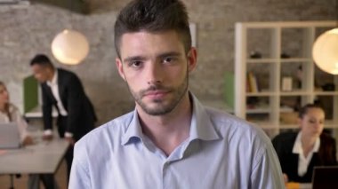 Genç sakin işadamı izleyen kamera ofis, arkadaşları ağ teknolojileri, çalışma kavramı, iş kavramı, iletişim kavramı, arka plan bulanık