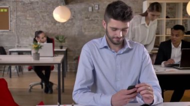 Genç işadamı akıllı ofis, yazarak meslektaşları belgeler, çalışma kavramı, iş kavramı, iletişim kavramı fotoğrafları alıyor