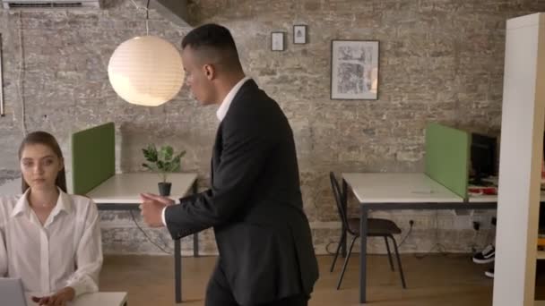 Jeune homme d'affaires afro-américain danse avec ses collègues au bureau, concept de mouvement, concept de travail — Video