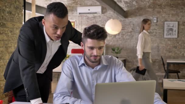 两个年轻的商人在办公室里看笔记本电脑 与技术 工作理念 商业概念 沟通理念的联系 — 图库视频影像