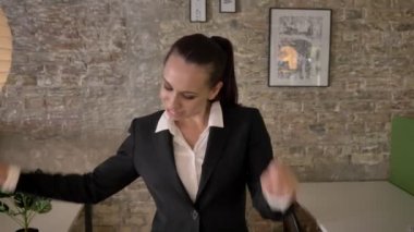 Genç mutlu işkadını office, hareket kavramı, çalışma kavramı birinde dans ediyor