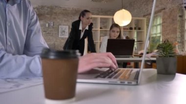 Fincan kahve ofiste tabloda, businessmans el üstünde laptop yazıyorsanız, arkadaşları ağ teknolojileri, arka plan bulanık, çalışma kavramı ile