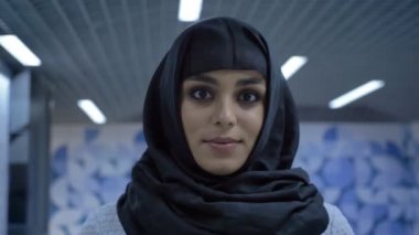 Hijab büyüleyici Müslüman kadında genç tünelde, kameraya, din kavramı izlerken duruyor